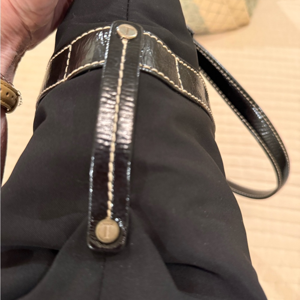 Tod's Black Shoulder Bag with Structured Design - Picture 10 of 13
